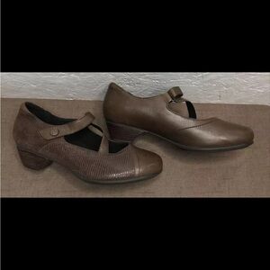 EUC! ARAVON Portia Size 9.5D (Wide) Brown Leather Casual Dress Pump (AAZ09BRM)